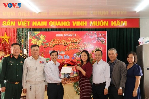 Đại sứ quán Việt Nam tại Lào thăm, chúc Tết cán bộ chiến sĩ Binh đoàn 11 đang thi công Nhà Quốc hội Lào - ảnh 1