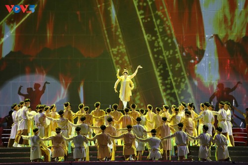 Khai mạc Carnaval Hạ Long 2025: Đêm hội của di sản, sắc màu và tỏa sáng - ảnh 1