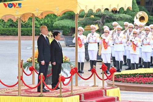 Tổng thống Litva Gitanas Nauseda và Phu nhân đến Hà Nội, bắt đầu thăm chính thức Việt Nam - ảnh 1