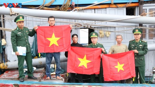 Rộn ràng phiên biển cuối năm  - ảnh 3