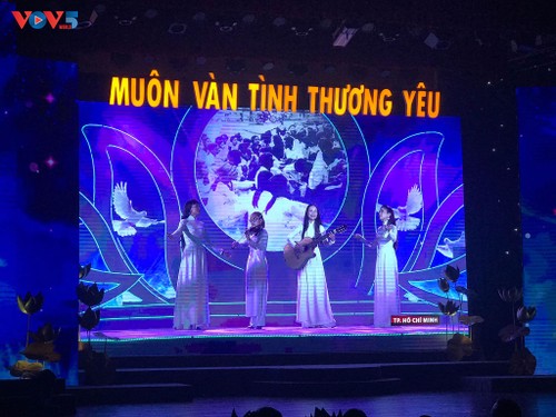 Tường thuật chương trình đặc biệt “Muôn vàn tình thương yêu“ - ảnh 31