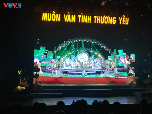 Tường thuật chương trình đặc biệt “Muôn vàn tình thương yêu“ - ảnh 34