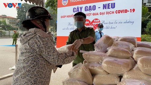 “Cây gạo” nghĩa tình được trao gửi người khó khăn trong đại dịch Covid-19 - ảnh 9