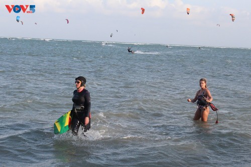 Una veintena de países participan en Torneo de kitesurf de Ninh Thuan – Binh Thuan - ảnh 1