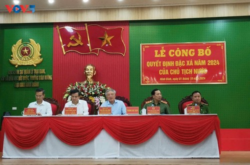 Conceden amnistía a reclusos en la prisión de Ninh Khanh, ejecutando la política de clemencia de Vietnam - ảnh 1