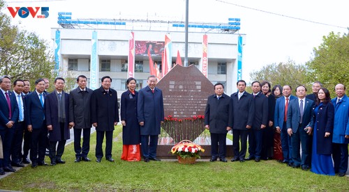 Líder vietnamita rinde homenaje al Presidente Ho Chi Minh y al secretario general del Partido Le Duan en Moscú - ảnh 2