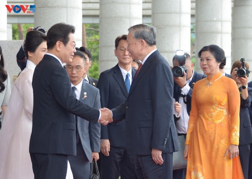 Corea del Sur da la bienvenida al líder vietnamita con una salva de 21 cañonazos - ảnh 1