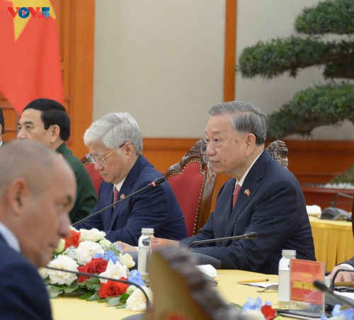 Líderes de Vietnam y Cuba acuerdan reforzar la confianza política y la coordinación estratégica - ảnh 2