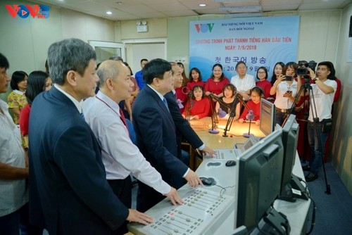 Emisiones al exterior de VOV conectan Vietnam con el mundo - ảnh 8