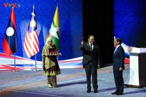 Primer Ministro vietnamita asiste a la clausura de Cumbres de la ASEAN - ảnh 1