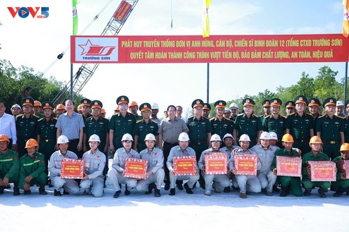 Primer Ministro vietnamita pide acelerar proyectos de autopistas - ảnh 2