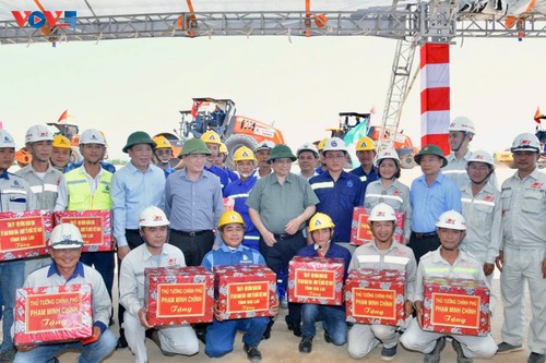 Premier vietnamita inspecciona importantes proyectos de infraestructura de transporte en el centro - ảnh 3