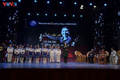 Soirée musicale “Le vieil arbre et les hirondelles de l'enfance“ - ảnh 1