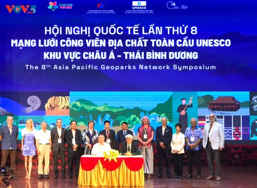 Clôture du 8e symposium du réseau des géoparcs d'Asie-Pacifique à Cao Bang - ảnh 1