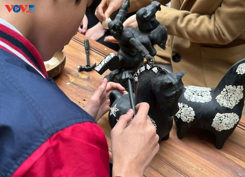 Hanoï: À la découverte de l’art de la laque au cœur du vieux quartier - ảnh 2