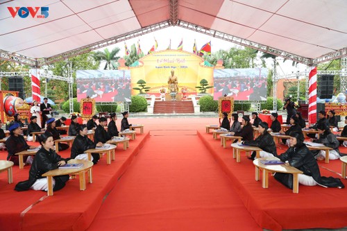 À Hai Phong, la tradition du premier pinceau du Nouvel An fait le plein - ảnh 1