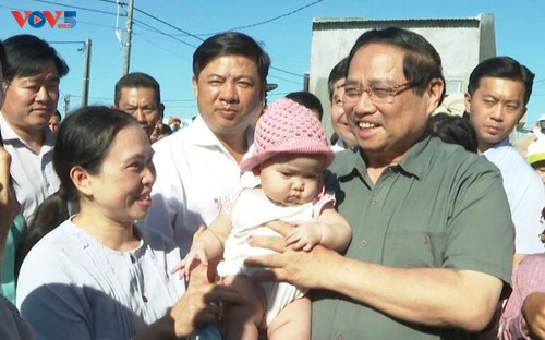 Le Premier ministre rend visite aux habitants du site de réinstallation du hameau de Quang Duc - ảnh 1