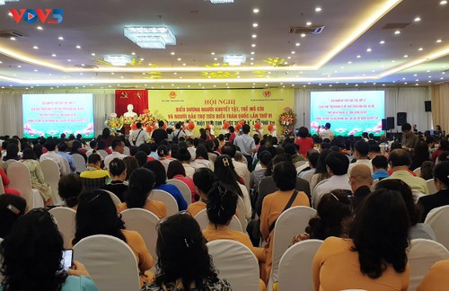 การประชุมยกย่องสดุดีผู้พิการ เด็กกำพร้าและผู้ให้การช่วยเหลือดีเด่นทั่วประเทศครั้งที่ 6 - ảnh 1