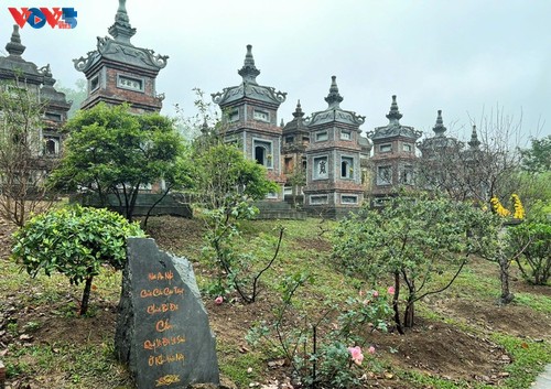 เยี่ยมวัดโบ๋ด่าที่มีสวนเจดีย์ใหญ่ที่สุดในเวียดนาม - ảnh 3