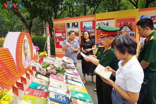 เขตอนุสรณ์สถานประธานโฮจิมินห์จัดกิจกรรมต่างๆ เพื่อรำลึกครบรอบ 135 ปีวันคล้ายวันเกิดของประธานโฮจิมินห์ - ảnh 1