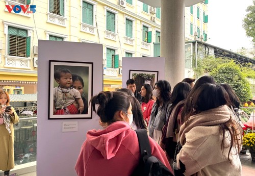 Triển lãm “Mẹ yêu con” khắc họa tình mẫu tử thiêng liêng - ảnh 1