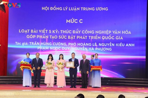 23 tác phẩm được trao Tặng thưởng các tác phẩm lý luận, phê bình văn học, nghệ thuật xuất bản năm 2024 - ảnh 1