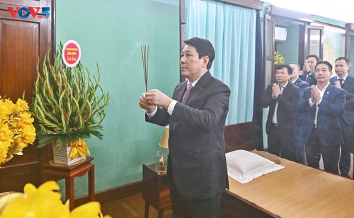 Chủ tịch nước Lương Cường dâng hương tưởng niệm Chủ tịch Hồ Chí Minh tại Nhà 67 - ảnh 1