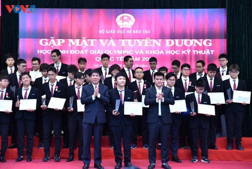 Gặp mặt và tuyên dương học sinh đạt giải Olympic và Khoa học kỹ thuật quốc tế năm 2024 - ảnh 1