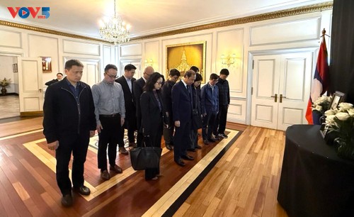 Đại sứ Việt Nam tại Hoa Kỳ Nguyễn Quốc Dũng viếng nguyên Chủ tịch nước Lào Khamtay Siphandone - ảnh 1