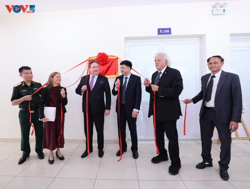 Hoa Kỳ bàn giao thiết bị cho Việt Nam nhằm phục vụ giám định hài cốt chưa định danh trong chiến tranh - ảnh 1