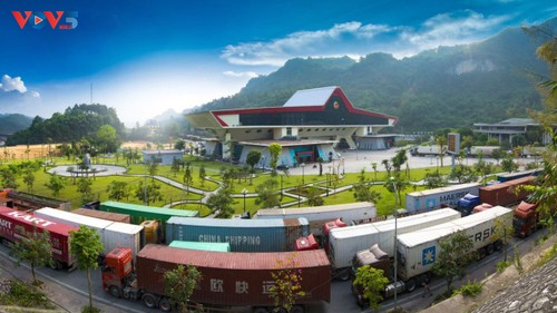 Cửa khẩu Hữu Nghị Quan lập kỷ mục mới về lưu thông hàng hóa Việt - Trung - ảnh 1