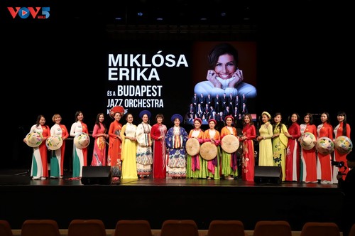 Áo dài Việt Nam lần đầu tỏa sáng trong buổi hòa nhạc quốc tế tại Budapest - ảnh 1