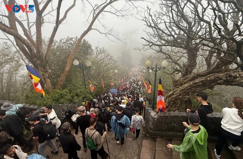 Các điểm di tích văn hóa đền, chùa tại Quảng Ninh thu hút khách đầu xuân - ảnh 1