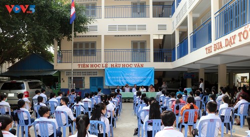 Học sinh Campuchia gốc Việt bước vào năm học mới - ảnh 1