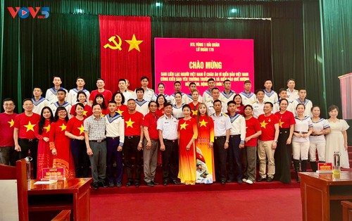 Kiều bào châu Âu trao tặng 100 triệu đồng động viên cán bộ, chiến sĩ Vùng 1 Hải quân - ảnh 1