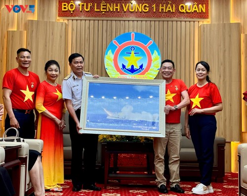 Kiều bào châu Âu trao tặng 100 triệu đồng động viên cán bộ, chiến sĩ Vùng 1 Hải quân - ảnh 5