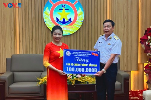 Kiều bào châu Âu trao tặng 100 triệu đồng động viên cán bộ, chiến sĩ Vùng 1 Hải quân - ảnh 4