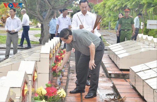 Thủ tướng Phạm Minh Chính tri ân các Anh hùng liệt sĩ, thăm các gia đình chính sách ở An Giang - ảnh 2