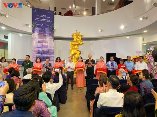 Một Việt Nam đầy tự hào qua hai cuốn sách ảnh “50 năm sức mạnh Việt Nam” và “Thành phố hòa bình, thành phố của chúng ta” - ảnh 1