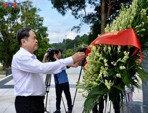 Chủ tịch Quốc hội Trần Thanh Mẫn dâng hương tưởng niệm các bậc tiền bối cách mạng tại Tuyên Quang - ảnh 1