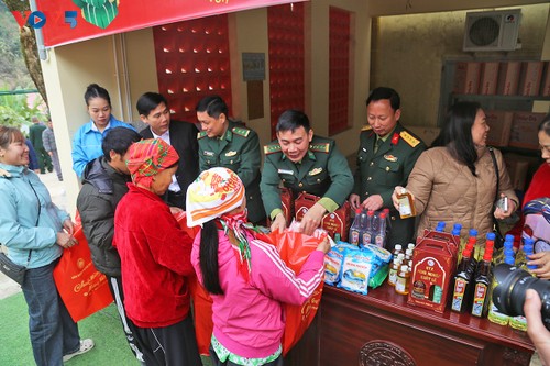 Lạng Sơn: Xuân biên phòng ấm lòng dân bản - Lan tỏa nghĩa tình đoàn kết quân dân - ảnh 2