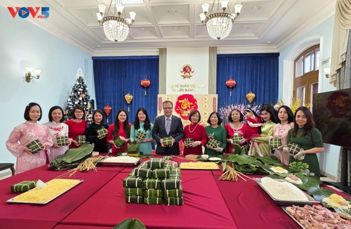 Đại sứ quán Việt Nam tại Liên bang Nga quây quần gói bánh chưng đón Xuân Bính Ngọ 2026 - ảnh 1