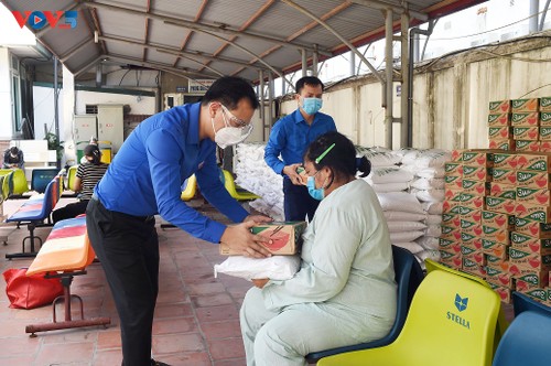 มอบอาหารเกือบ 1 ล้านมื้อให้แก่ประชาชนที่ประสบอุปสรรคเนื่องจากการแพร่ระบาดของโรคโควิด -19  - ảnh 1