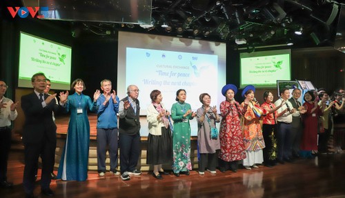 เรือ Peace Boat ถึงเวียดนามประจวบกับโอกาสรำลึกครบรอบ 50 ปีการปลดปล่อยภาคใต้ รวมประเทศเป็นเอกภาพ - ảnh 2