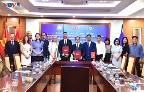 สถานีวิทยุเวียดนามลงนามข้อตกลงความร่วมมือกับสำนักงานสื่อสารและสถานีวิทยุและโทรทัศน์ Duna ของฮังการี - ảnh 1