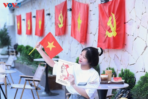 Coffee shops see revenue surge thanks to national flag decoration - ảnh 4
