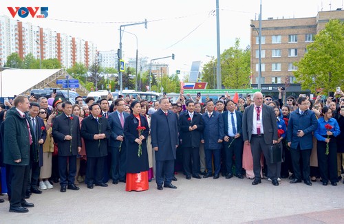 Party chief pays tribute to President Ho Chi Minh, General Secretary Le Duan in Moscow - ảnh 1