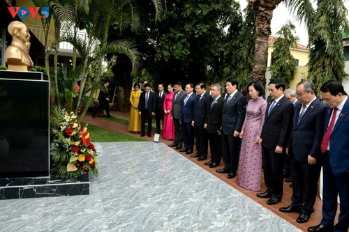 President Luong Cuong lays wreaths at Ho Chi Minh statue, memorial sites in Luanda - ảnh 1