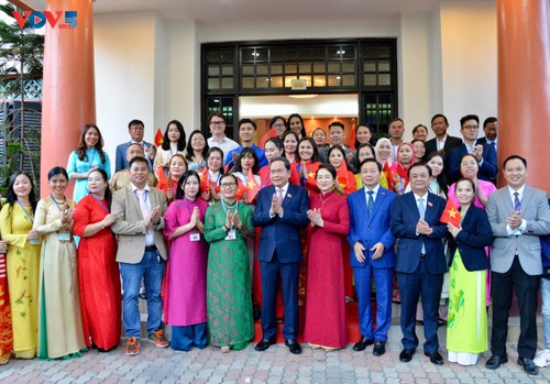 National Assembly Chairman meets with overseas Vietnamese in Malaysia - ảnh 1