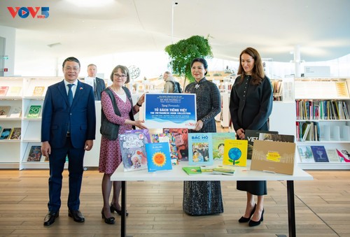 Party leader’s spouse presents Vietnamese bookcase to Helsinki Central Library Oodi - ảnh 1